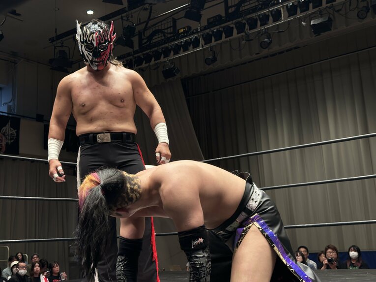 スワイプすると「エル・デスペラードvs葛西純」など激闘写真をご覧になれます　©Norihiro Hashimoto