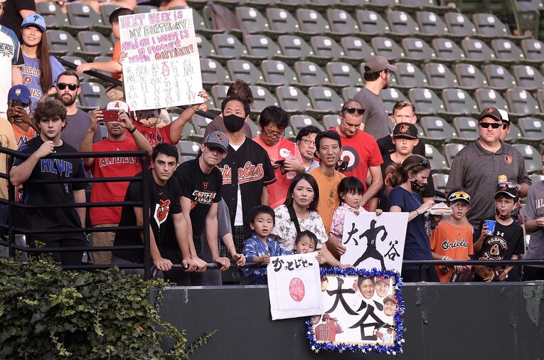 「来週は私の誕生日です。私が欲しいのは大谷との写真だけです」の手書きボード　©Getty Images