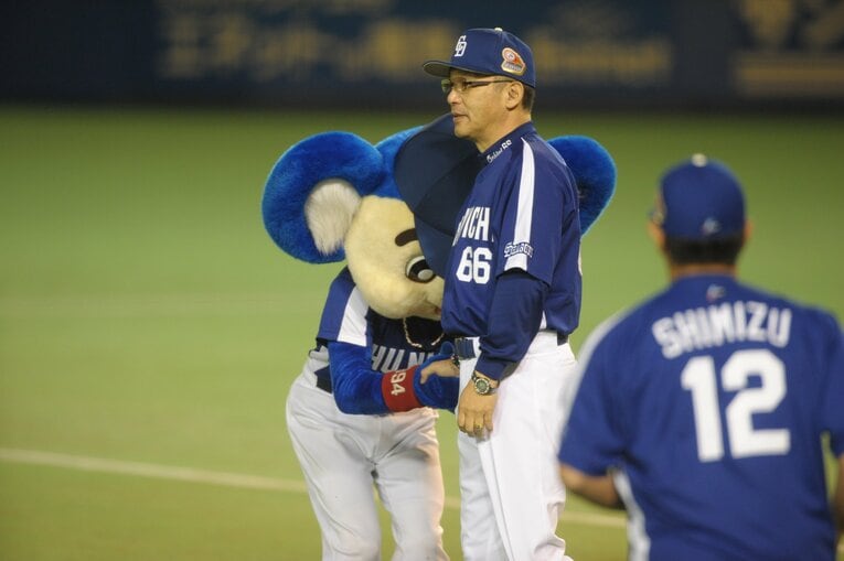 落合監督を最敬礼で迎えるドアラ　©︎Hideki Sugiyama