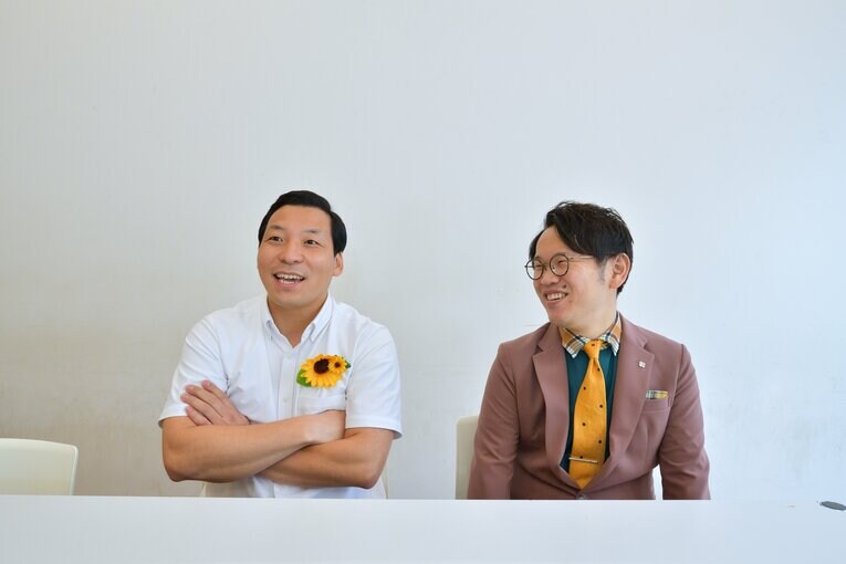 インディアンスの田渕章裕（左、ボケ担当、35歳）ときむ（右、ツッコミ担当、33歳）