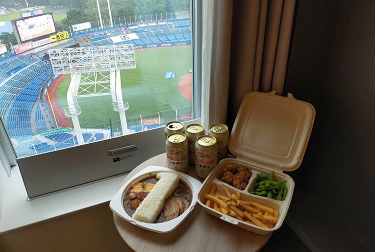 ヤクルト版“新しい観戦様式”。僕はホテルの窓越しに開幕戦を見た。(2)