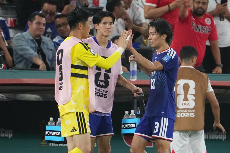 中村敬斗にドリンクをわたす早川友基と後藤啓介　©Masashi Hara