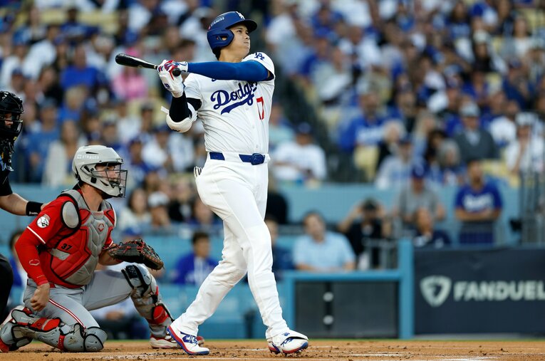 ワイルドカードシリーズ、レッズ戦の第1戦の初回にいきなり100マイルの豪速球をホームランした大谷。衝撃音が球場に響いたという ／ photograph by Getty Images