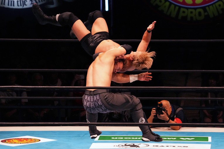 オカダをリングに叩きつけるオスプレイ