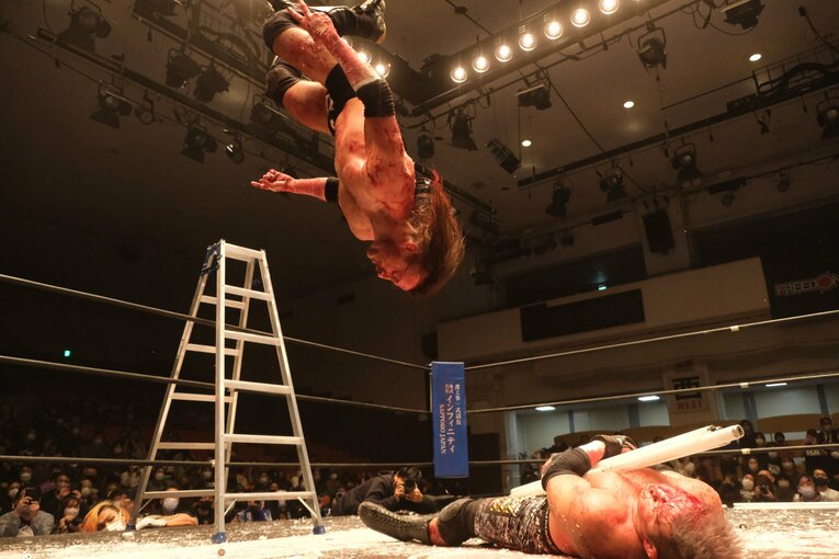 「デスマッチ・イズ・マイライフ」妻の急死を乗り越えた“クレイジー・キッド”竹田誠志の決意「蛍光灯やカミソリで傷つけ…でもそれが生きがい」(74)