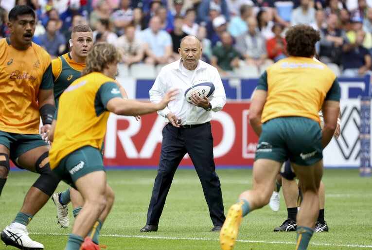 厳しい視線で練習を見つめるエディー・ジョーンズ©︎Getty Images