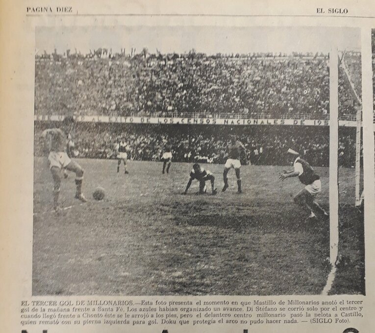 当時の試合を伝える新聞の写真。ゴールに入っているのが薫。右から二人目がディ・ステファノ　©Fabian Rozo Castiblanco