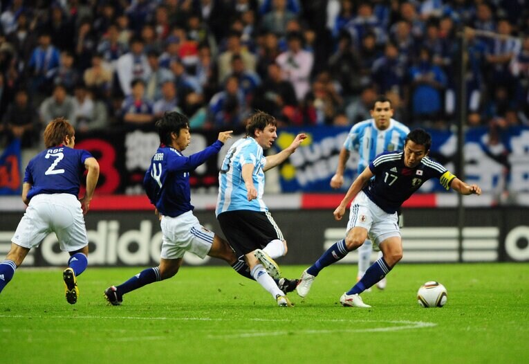 2010年10月のアルゼンチン戦でメッシと対峙した中村憲剛　©︎AFLO