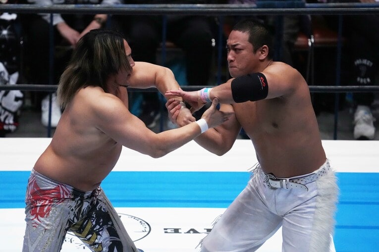 棚橋弘至と組み合う海野翔太　©Essei Hara