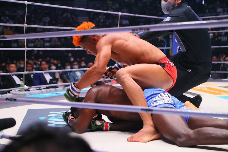 起死回生の右フックでダウンを奪い、追撃のパウンドを落とす　©RIZIN FF