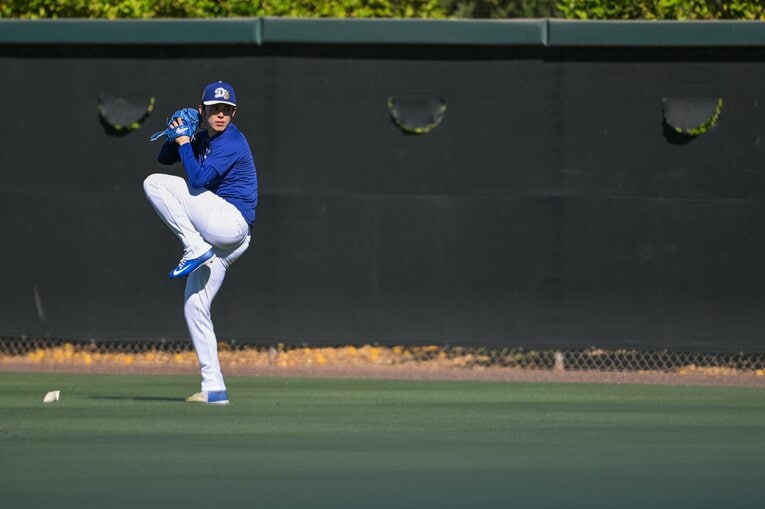 【Number現地撮影：佐々木朗希の最新写真】シーズン開幕に向けた調整を続ける佐々木（写真は右に続きます）　