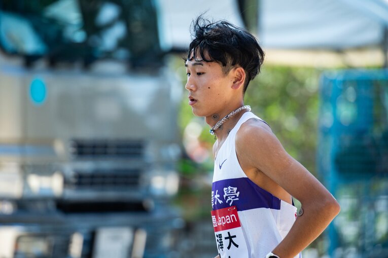 スタート前にウォーミングアップをする1区・篠原　©Nanae Suzuki