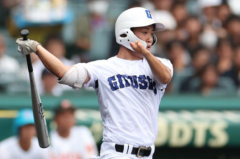 【すごすぎる…左手ハンディでも巧打者・横山のバッティングを様々なアングルから見る／全10枚超】県岐阜商の横山温大（3年）。1回戦の日大山形戦は2安打1打点の活躍で勝利に貢献…甲子園ヒーローの写真はまだまだ続きます　©JIJI PRESS