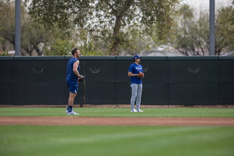 【Numberカメラマンが激写・大谷翔平の愛される日常】カーショウと大谷の同時キャッチボール：全5枚目の1枚目。写真はまだまだ続きます　©Nanae Suzuki　