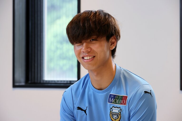 インタビューに応じる高井幸大　©Shigeki Yamamoto