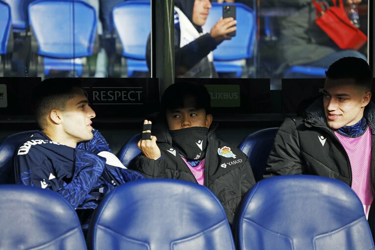 【映像に映らないタケクボの素顔／全13枚中の5枚目】右手に巻いたテーピングを披露した久保　©Daisuke Nakashima