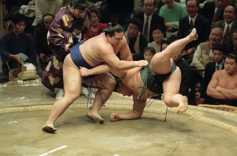 1996年1月、上手投げで横綱・貴乃花を撃破　©JIJI PRESS