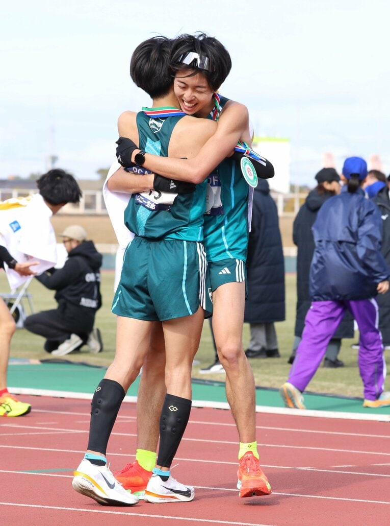 同じく別大マラソンで6位になった青学大・白石光星のゴール直後。健闘を称え、抱き合う2人　©NIKKAN SPORTS