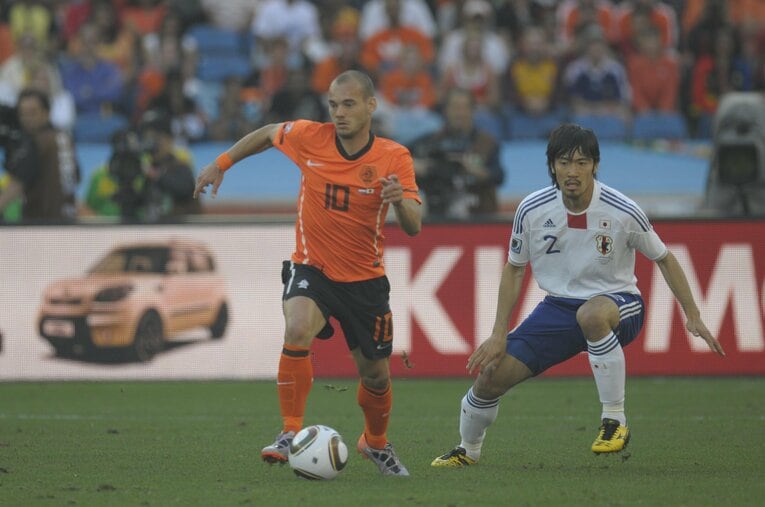 南アフリカW杯オランダ戦のスナイデルと阿部勇樹のマッチアップ　©Takuya Sugiyama/JMPA