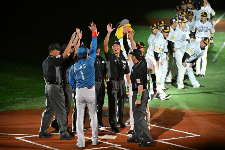 CSファイナル第１戦の試合前には小久保監督、審判団と円陣を組んでパフォーマンス　©︎Hideki Sugiyama