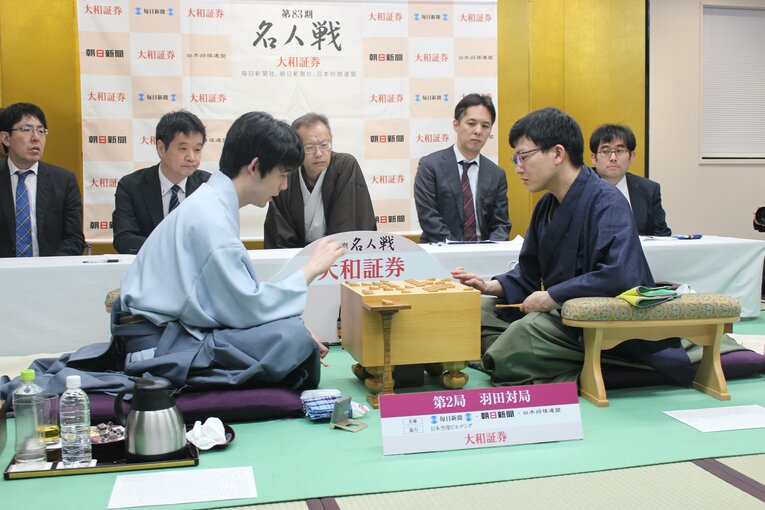 ゴールデンウィークの羽田空港で行われた名人戦第2局　©Number Web