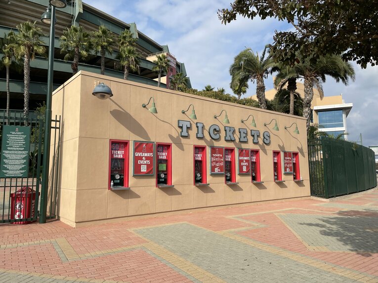 チケット売り場もどこかさみしさを感じさせる