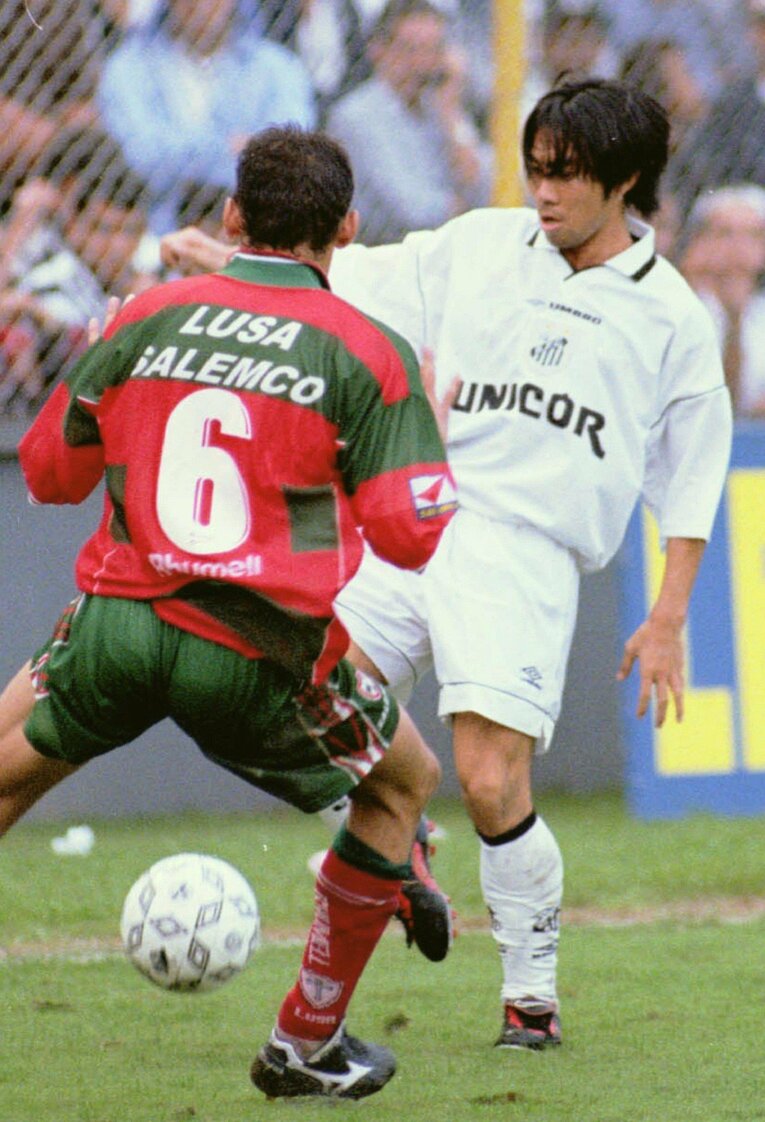 1998年にブラジルの名門サントスに期限付き移籍した前園真聖。その契約をまとめたのも稲川氏だった　©KYODO