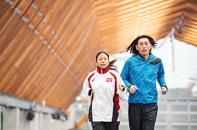 高田千明さんと大森盛一コーチのトレーニング風景。1本の紐で信頼は繋がっている。 ／ photograph by Nanae Suzuki
