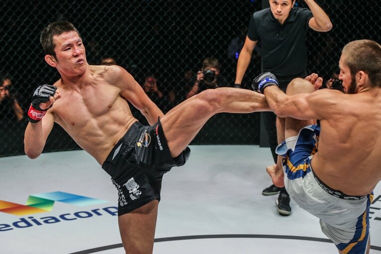 青木はミドルキックを放ちつつ、組み付くチャンスをうかがった　©ONE Championship