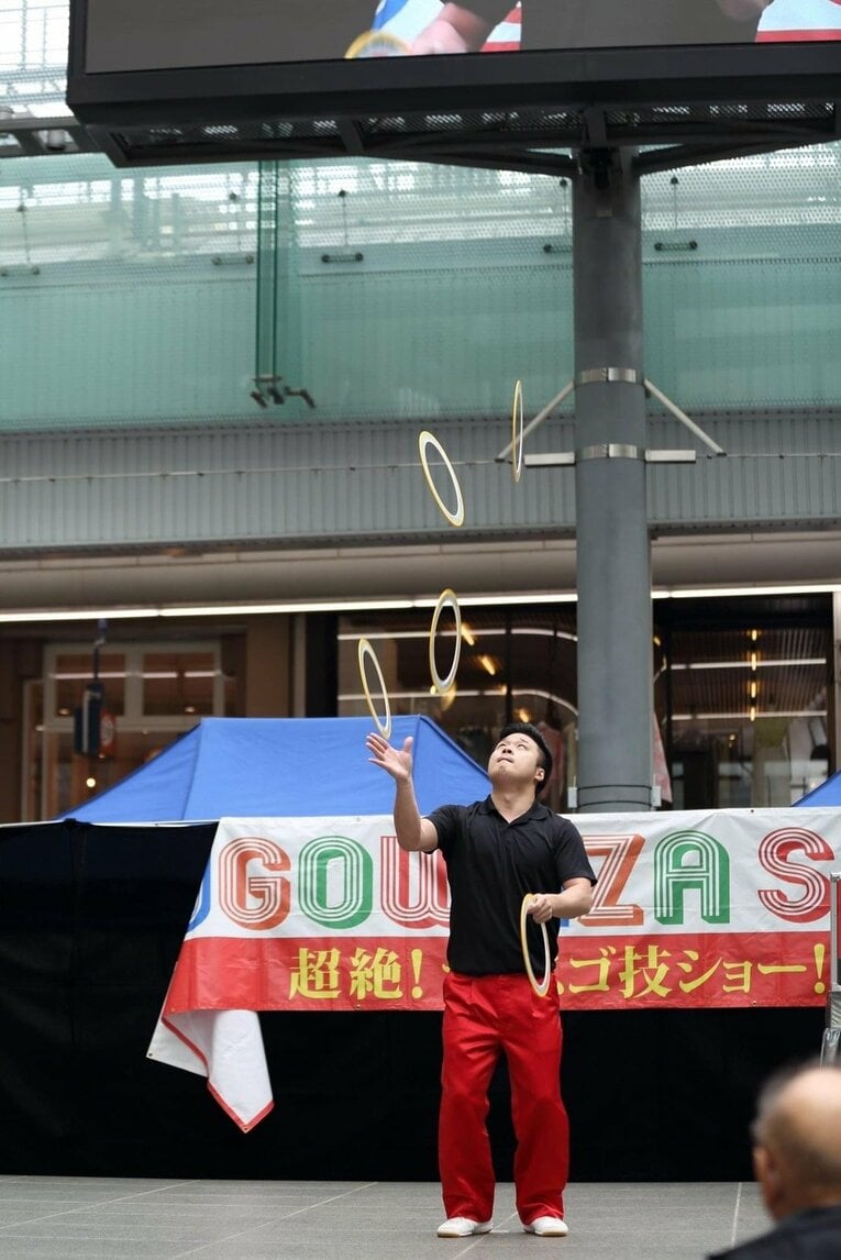 「体育館裏、彫刻刀で左腕を…」マイケルや金正恩に技を披露した大道芸人が壮絶イジメ体験を中高生に伝える理由《中3で渡米、17歳でW杯》(26)