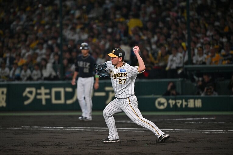 阪神の先発・伊藤将は迷わず二塁に送球したが… ©︎Hideki Sugiyama