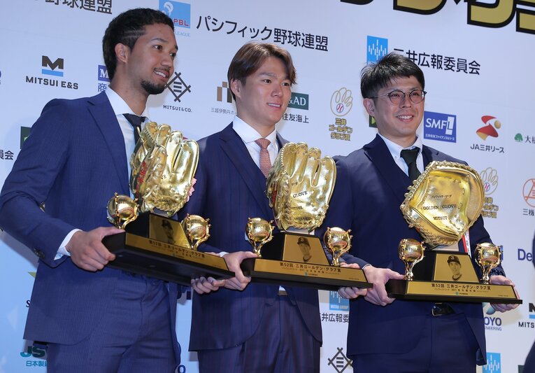 今シーズンは自身初となるゴールデン・グラブ賞を受賞。若月（右）はチームメートのエース・山本、三塁の名手・宗と共に表彰を受けた　©︎SANKEI SHIMBUN
