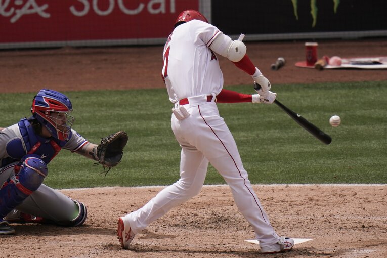 大谷の日米通算100号ホームラン©AP/AFLO