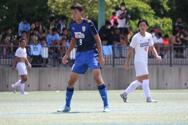 頭ひとつ抜けた高さに加えて、ポストプレーにも磨きをかけた小林　©Takahito Ando