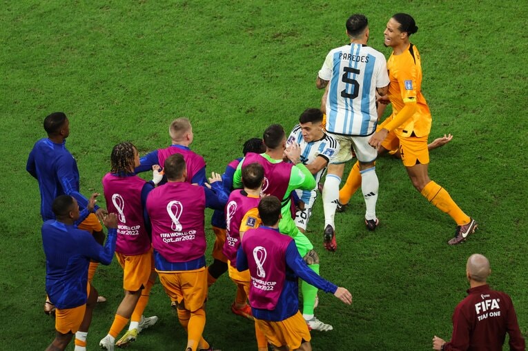 ベンチにボールを蹴り込んだパレデスに抗議するファンダイク（準々決勝アルゼンチンvsオランダ）　©︎Getty Images