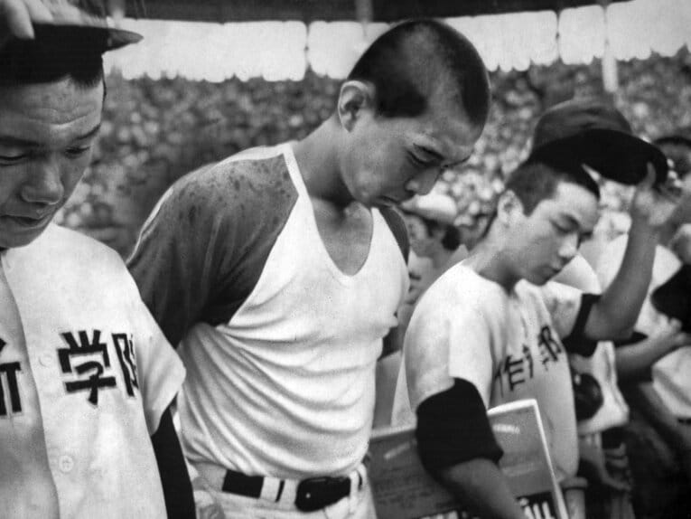 銚子商に敗れ、うなだれる江川 ©Sankei Shimbun