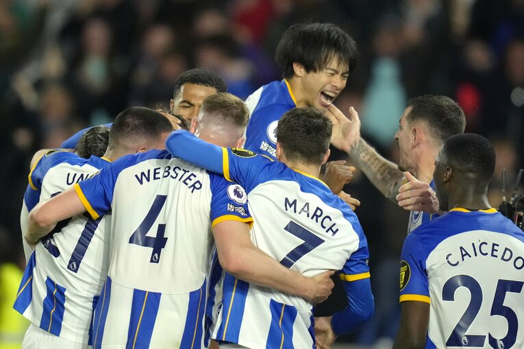 マンU戦の後半アディショナルタイム、マクアリステルが劇的PKを決め喜びを爆発させる三笘薫ら　©AFLO