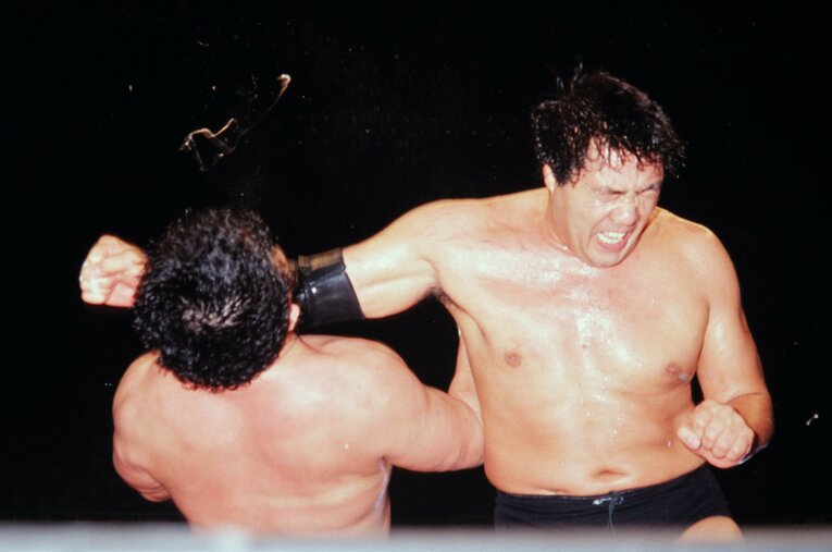 1989年6月5日、ジャンボ鶴田と天龍源一郎の三冠ヘビー級選手権試合 ／ photograph by AFLO