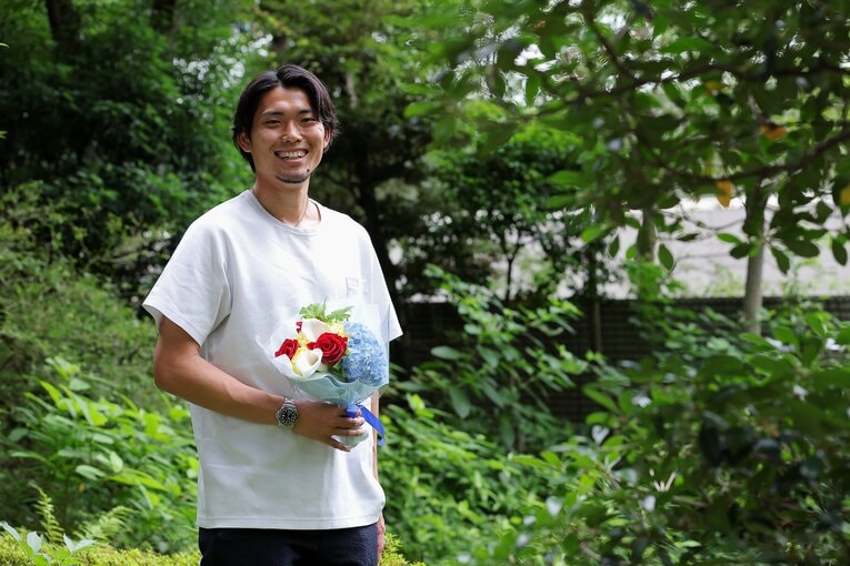 花束を手に笑顔　©Shigeki Yamamoto