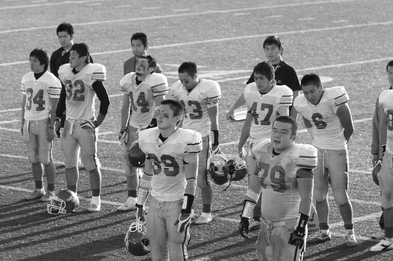 試合後、観客席に挨拶する一橋大アメフト部の面々。大学の試合では珍しく、スタンドも満員だった／取材対象者提供