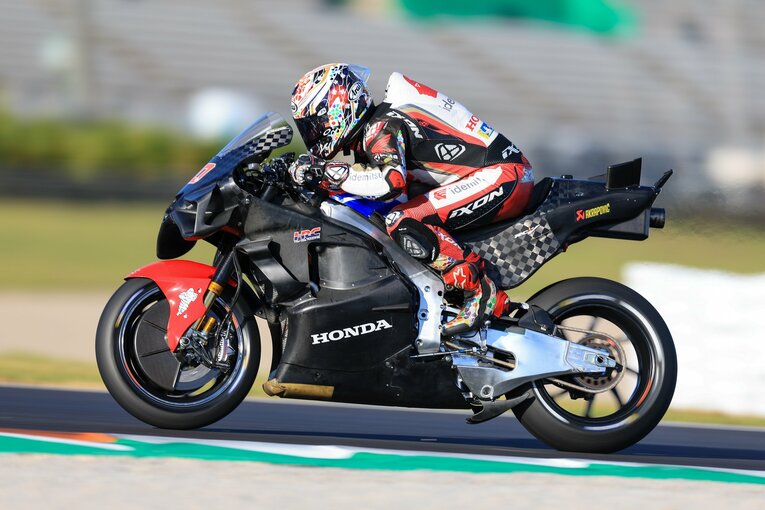 バレンシアテストで走行するホンダの中上貴晶。シートカウルにマスダンパーを装着している　©Satoshi Endo