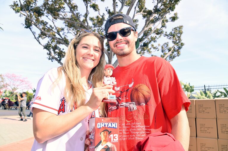 大谷翔平のバブルヘッド（首振り人形）を手にする現地ファン（2/4）　©JIJI PRESS