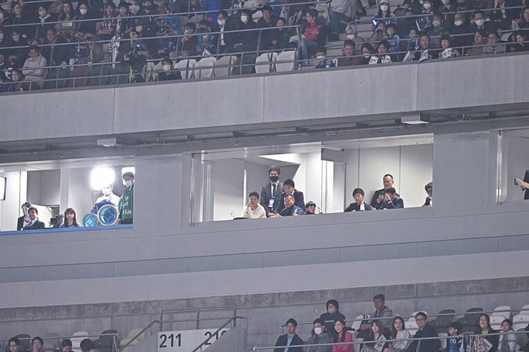 スタンドから戦況を見守った長友佑都、酒井宏樹　©︎Takuya Kaneko/JMPA