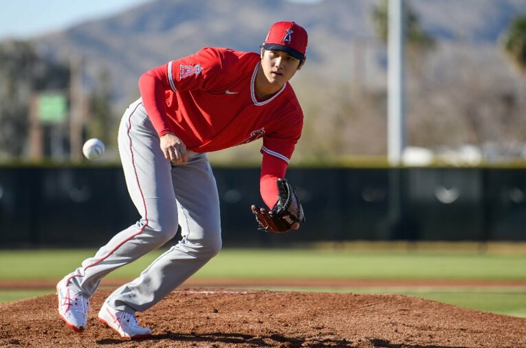 スプリングキャンプ2日目で200日ぶりの投球を見せた大谷翔平。今シーズン、二刀流復活なるか ／ photograph by AFLO