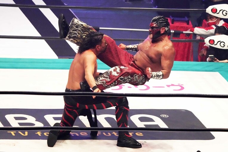 シャイニングウィザードを放つグレート・ムタ