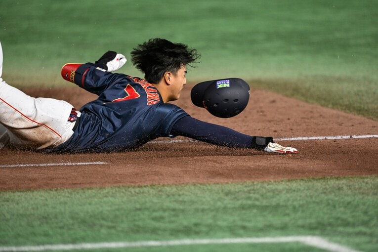 ヘッドスライディングを見せた西川史礁（ロッテ、22歳）。ルーキーイヤーながら今季108試合に出場　©Nanae Suzuki