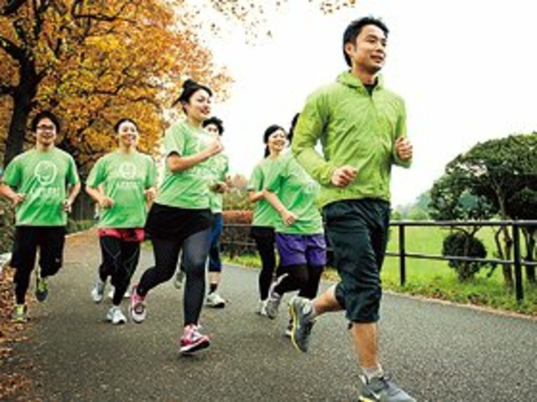 色づく木々の下を颯爽と駆け抜けていきました                                                        