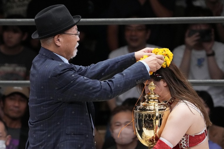 ロッシー小川からマリーゴールドの花冠を受ける青野未来　©Masashi Hara