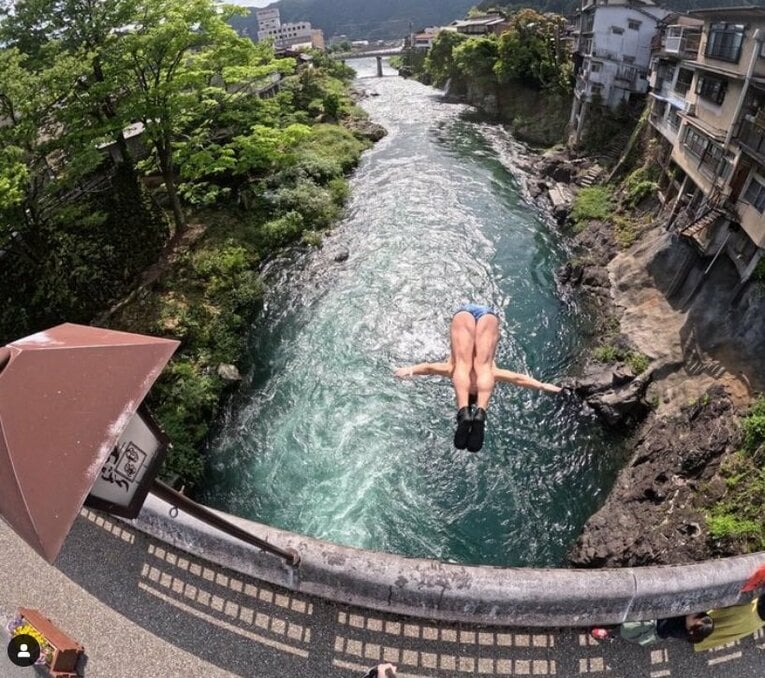 岐阜の観光名所でもある郡上八幡でトレーニングをする荒田／本人のインスタグラムより