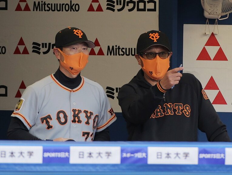ベンチで話をする桑田チーフコーチ補佐（左）と宮本チーフコーチ　(C)JIJI PRESS
